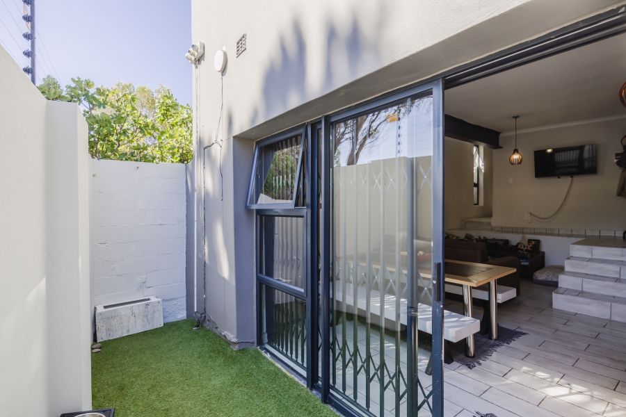 6 Bedroom Property for Sale in Vredehoek Western Cape